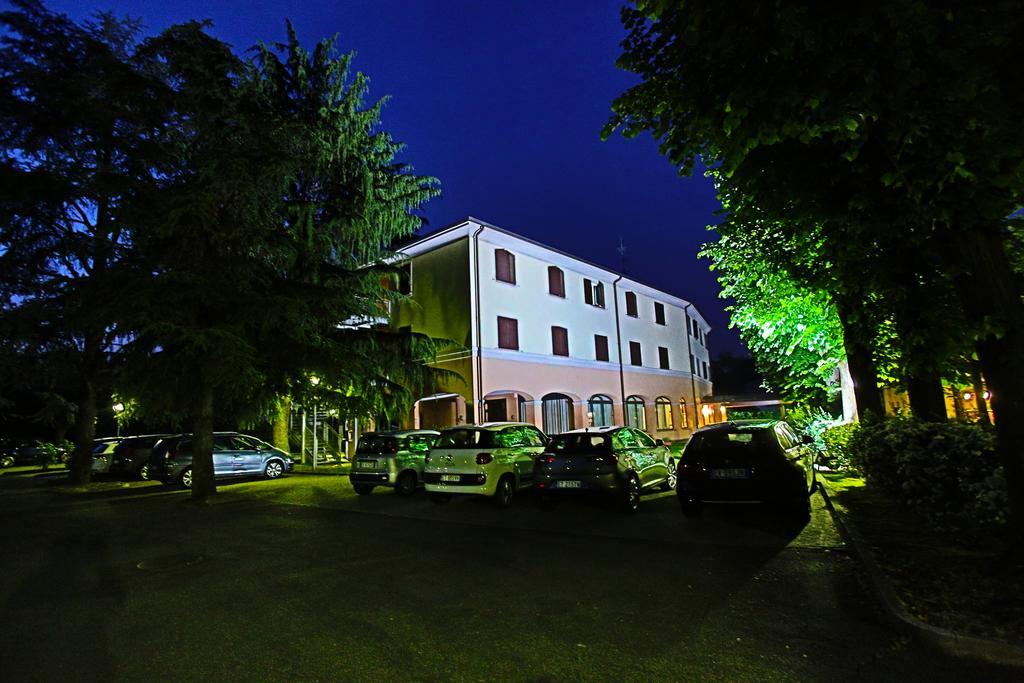 Hotel Le Ville Modena Exterior foto